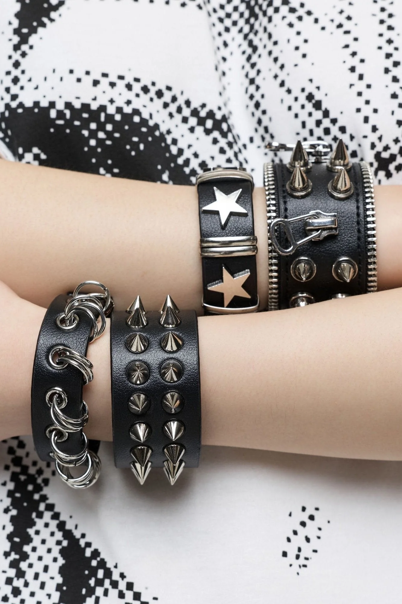 1015-razor-bracelet-set-2.webp Razor Bracelet Set