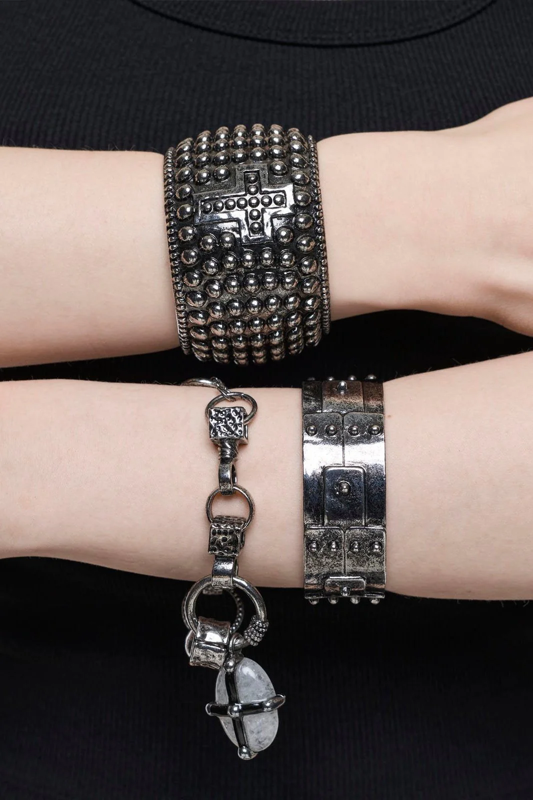 998-saintless-bracelet-set-2.webp Saintless Bracelet Set